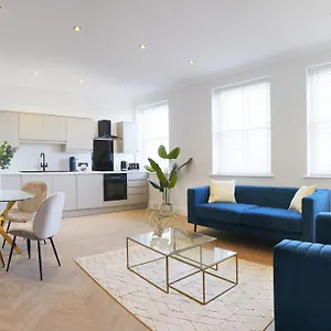 The Salisbury - Luxury By In Apartment